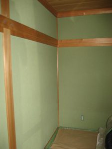 リフォーム前の写真、緑色の砂壁の和室