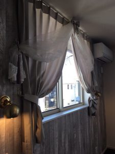 窓辺のカーテンの上にウェディングヴェールが飾られている様子